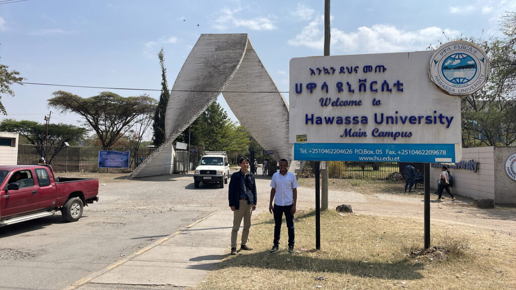 Hawassa大学正門前